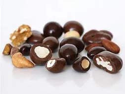مكسرات مغطى بالشكولاتة